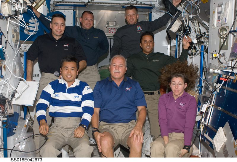 ISS Expedition 18 and STS-119 Crew Photo in Kibo JEM